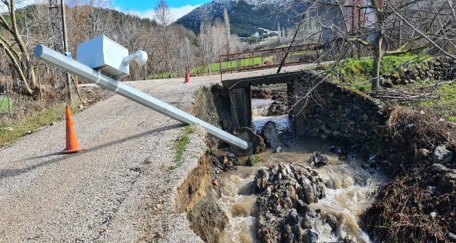 Osmaniye’de fırtınada yollar kullanılamaz hale geldi