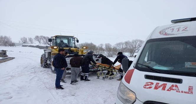 Kars’ta hasta bir kişi iş makinesiyle ambulansa yetiştirildi