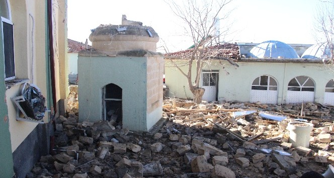 Karaman’da yıldırım düşen caminin minaresi yıkıldı