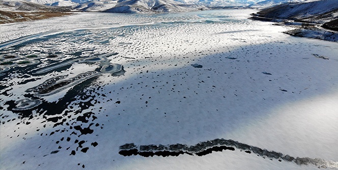 Donan baraj gölünün manzarası kartpostallık görüntü oluşturdu