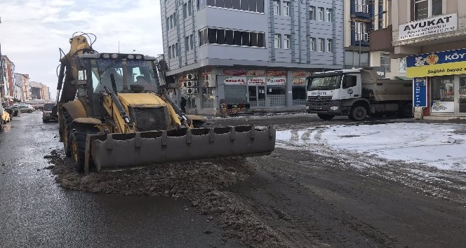 Kars’ta cadde ve sokakların karı temizliyor