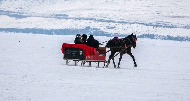 Çıldır Gölünde buz üstünde heyecanlı drift ve atlı kızak keyfi