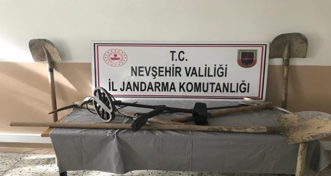 Kaçak kazı yapan defineciler suçüstü yakalandı
