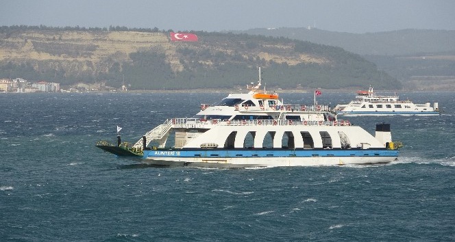 Şiddetli lodos etkili oluyor, feribotlar beşik gibi sallanıyor