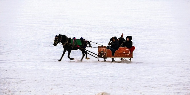 Çıldır Gölünde buz üstünde heyecanlı drift ve atlı kızak keyfi
