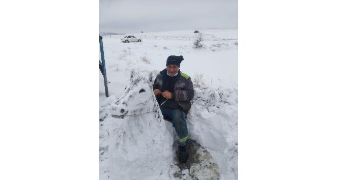 Sanatçılara taş çıkardı, kardan at büstü yaptı