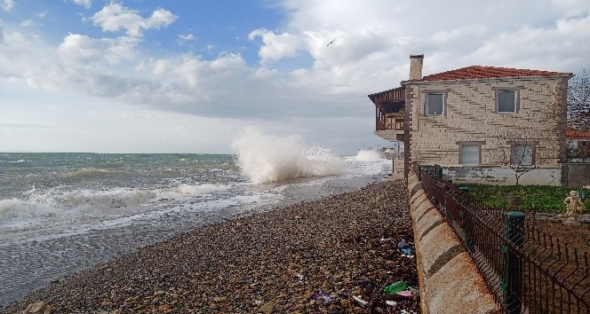 Çanakkale’de dev dalgalar evlere ulaştı