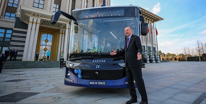 Cumhurbaşkanı Erdoğan, sürücüsüz elektrikli otobüsün ilk yolcusu oldu