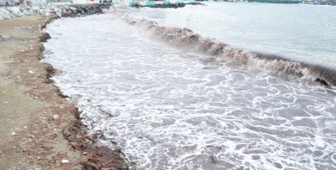 Tekirdağ’da şiddetli dalgalar: Sahil suyla kaplandı