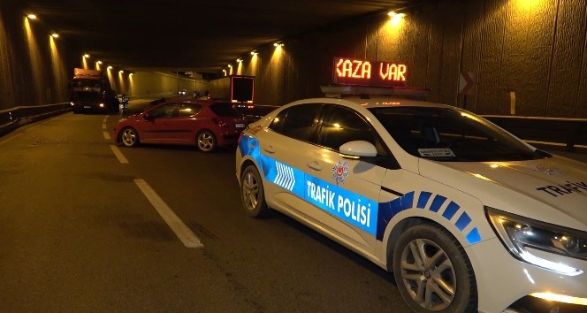 Tıra arkadan çarpan otomobil 50 metre sürüklendi: 2 yaralı