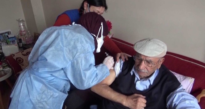 Covid-19 aşılaması evlerde devam ediyor