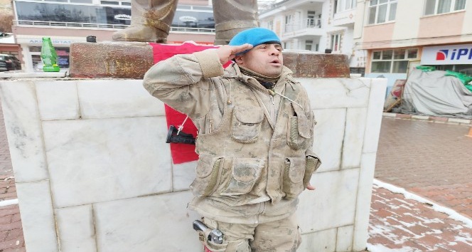 Down’lu Kemal’in vatan ve bayrak sevgisi, komando kıyafeti ile geziyor