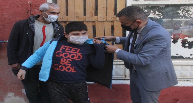 Yokluk içinde büyüyen muhtar maaşını yoksul çocuklara harcıyor