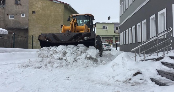 Bingöl Karlıova’da, karla mücadelede 700 kamyon kar ilçe dışına taşındı