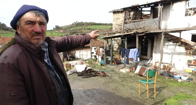 Çanakkale’de yıldırım düşen ev küle döndü, kadınlar gözyaşlarını tutamadı