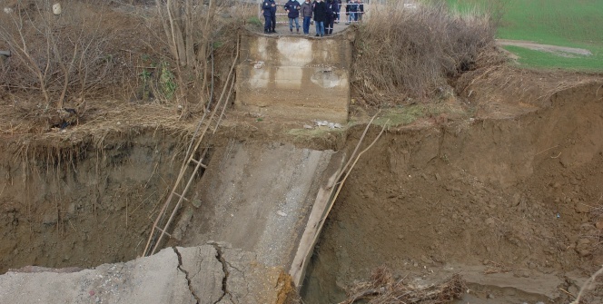 Tekirdağ'da korkutan görüntü: Köprü yıkıldı, iki ilçe arasında ulaşım sağlanamıyor