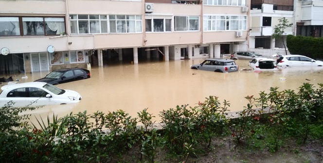 Zemin katta oturan vatandaşlar selden son anda kurtarıldı