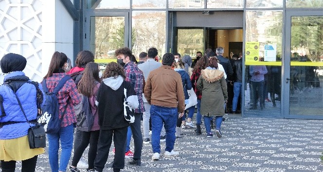 AVM’de uzun kuyruklar oluştu, sosyal mesafe unutuldu