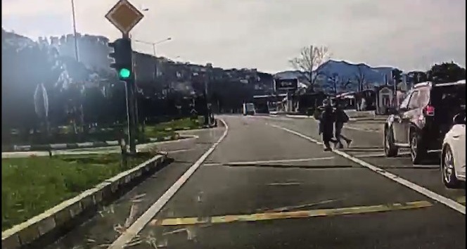 Kırmızı ışıkta yola atlayan yayalara araba çarptı: 2 yaralı