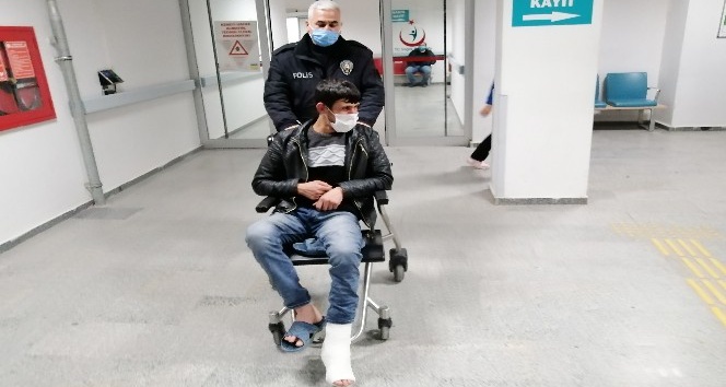 Polis ayağı kırık genci önce sandalyede, sonra kolunda taşıyarak evine götürdü