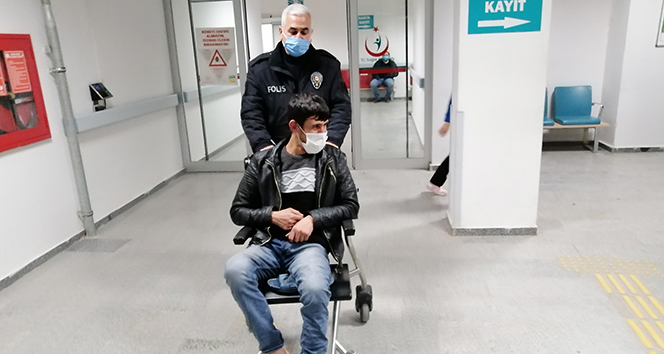 Polis ayağı kırık genci önce sandalyede, sonra kolunda taşıyarak evine götürdü