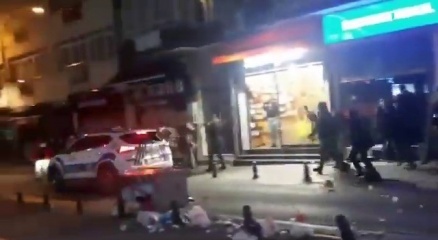 Kadıköyde polis araçlarına böyle saldırdılar