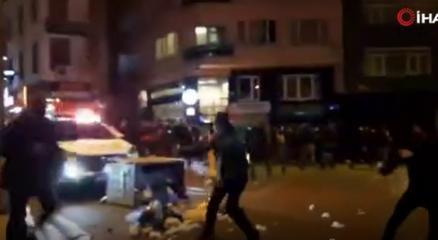 Kadıköyde polis aracına saldıran eylemciler yoldan geçen iki kişiyi darp etti