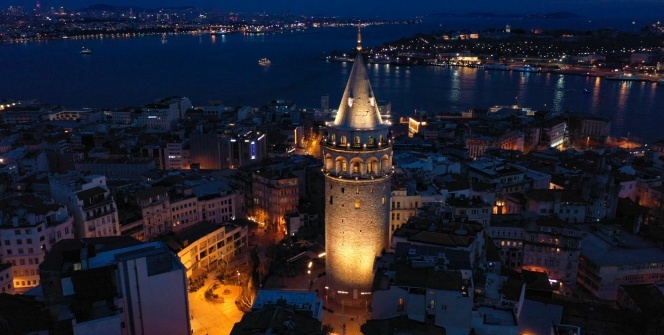 Galata Kulesi renkleriyle göz kamaştırdı