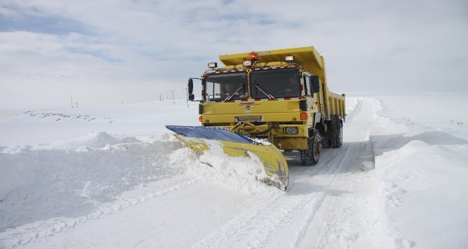 Bayburt’ta köy yollarında kar temizleme çalışması yapıldı