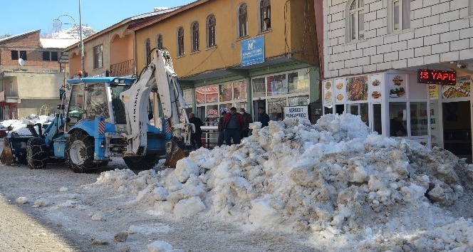 Beytüşşebap’ta binlerce ton kar taşındı