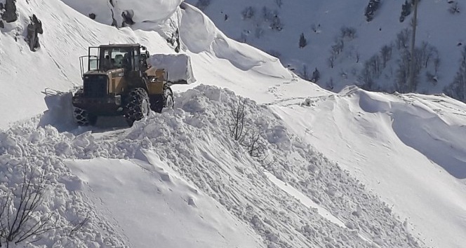 Tunceli’de köy yollarında karla mücadele devam ediyor
