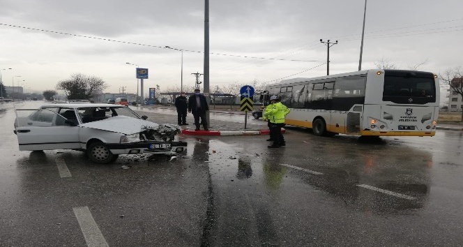 Otomobil belediye otobüsüne çarptı: 2 yaralı