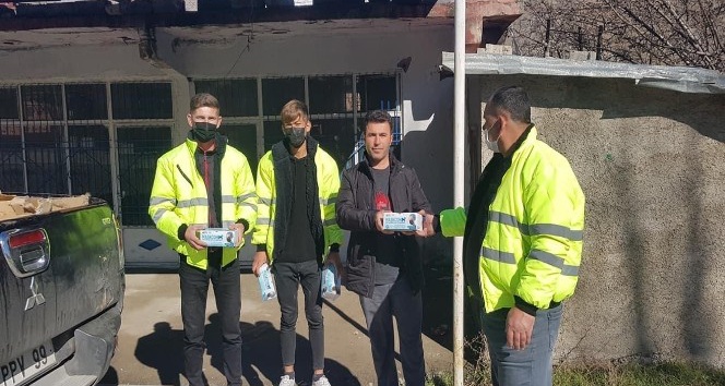 Hilal Belediyesi vatandaşlara maske dağıttı