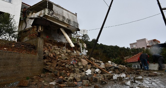 Söke’de duvar göçtü, ev askıda kaldı