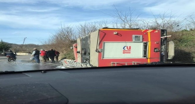 Yangına giden itfaiye aracı devrildi: 3 yaralı