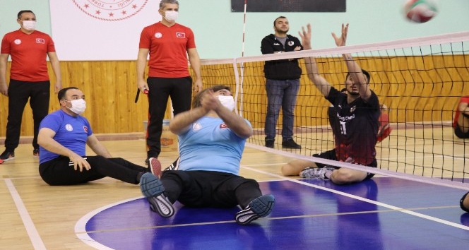 Vali formayı giyip engelli sporcularla voleybol oynadı