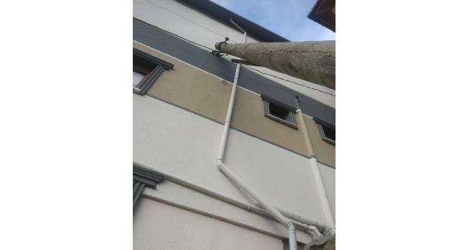 Evin gövdesine yaslanan elektrik direğine müdahale edildi