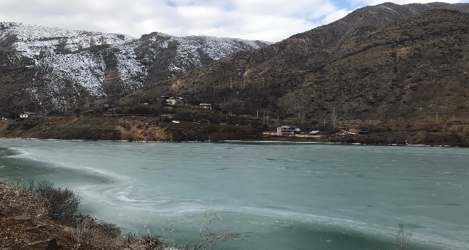 İspir’de Çoruh Nehri buz tuttu