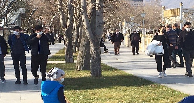 Sıcak hava, korona virüs önlemlerini unutturdu