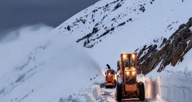 Kar kalınlığının 2 metreyi bulduğu Tanin geçidinde ekiplerin karla mücadelesi sürüyor
