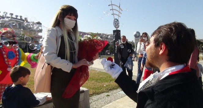 Delikanlı kostümün içinden çıktı genç kız neye uğradığını şaşırdı