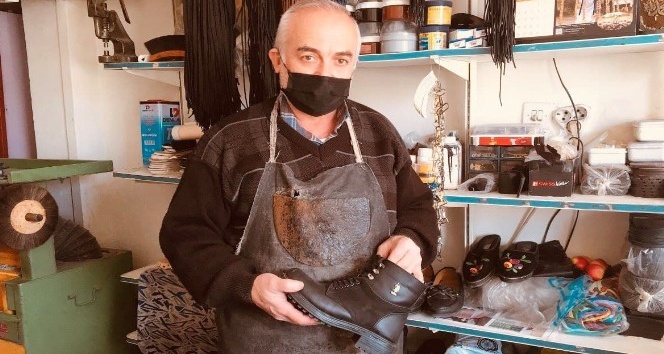 Ucuz ayakkabılar, mesleği bitirdi