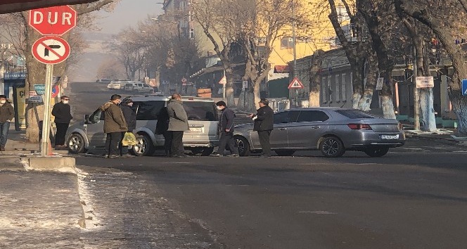 Kars’ta maddi hasarlı trafik kazası