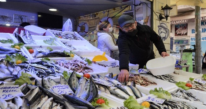 Karadeniz’de hamsinin yerine mezgit ve istavrit talep görüyor