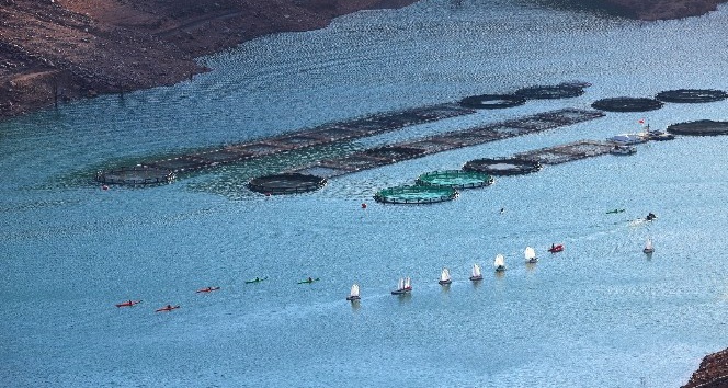 Topçam Barajı yelken ve kanolarla renklendi