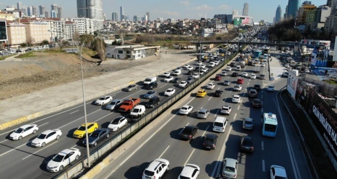 İstanbul’da 56 saatlik kısıtlama öncesi trafik yoğunluğu erken başladı