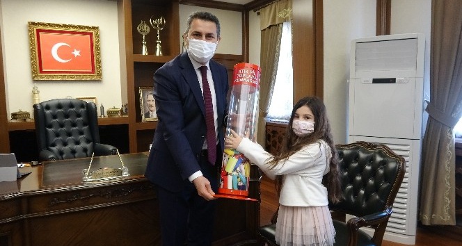 Minik çevreci geri dönüşüme dikkat çekti