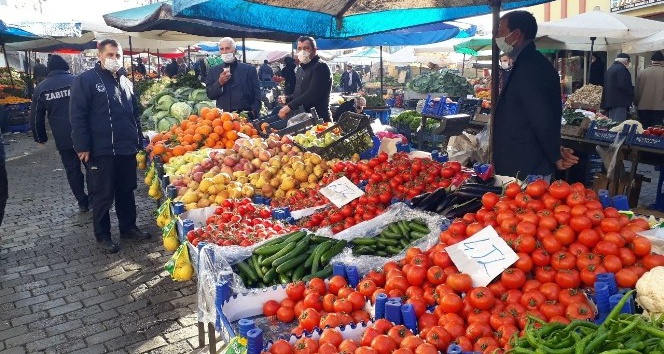 Niksar’da Zabıta ekiplerinden Pazar yerinde etiket denetimi