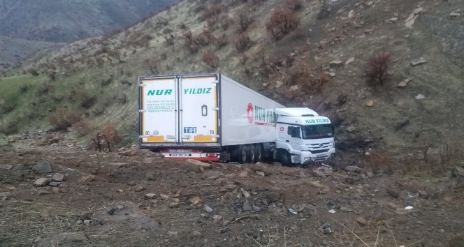 Şırnak’ta tır şarampole yuvarlandı
