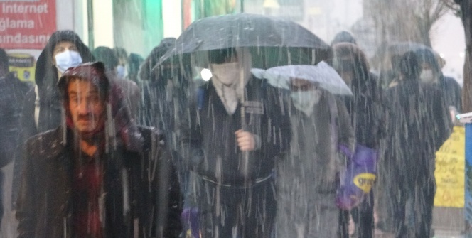 Vatandaşlar kar yağışına hazırlıksız yakalandı